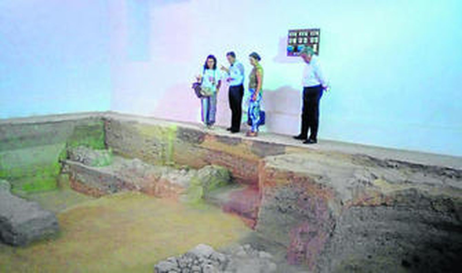 El alcalde y la delegada de Cultura reciben explicaciones de la arqueóloga en una reciente visita al yacimiento.