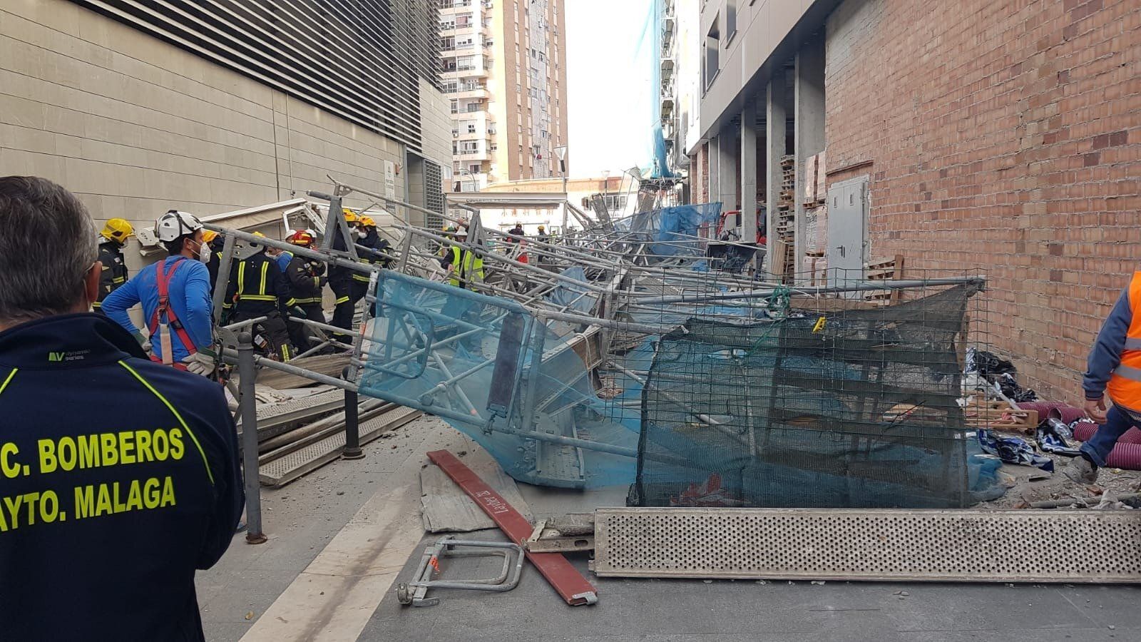 El andamio caído con varios trabajadores en Málaga, en fotos