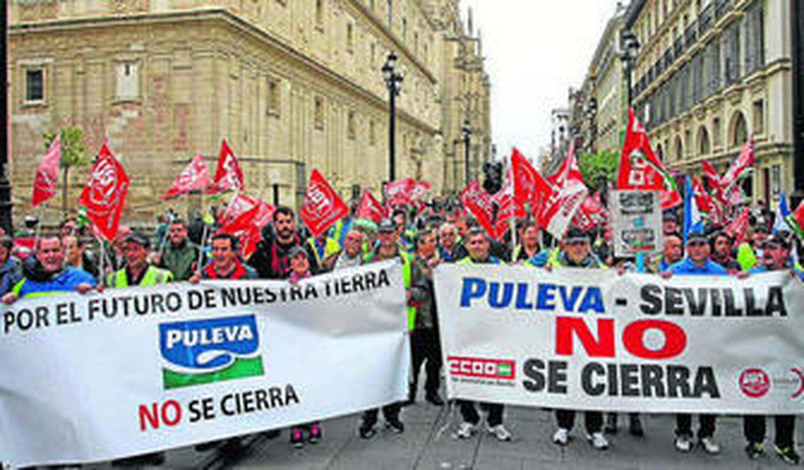 Manifestación de los trabajadores de Puleva en febrero tras anunciar Lactalis el cierre de la planta de Alcalá.
