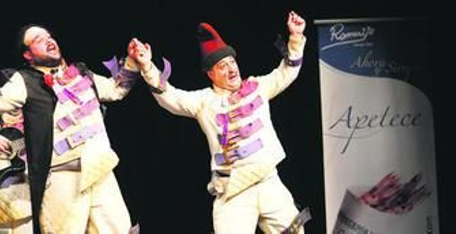 La chirigota 'Los hijos de Juana la Loca', durante su actuación anoche sobre las tablas del teatro Pedro Muñoz Seca.