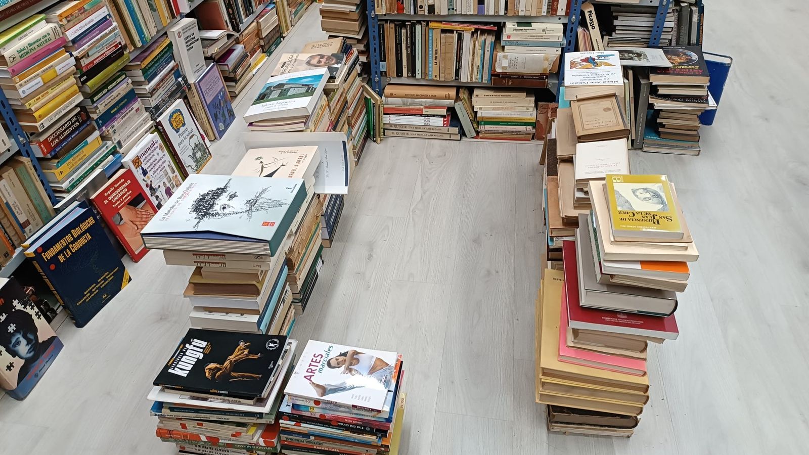 Libros apilados en forma de torre.