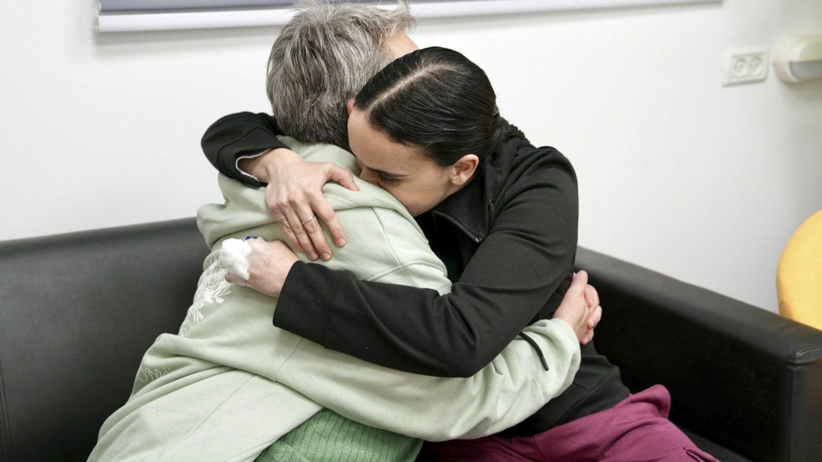 Emily Damari, una de las rehenes liberadas, junto a su madre. Emily Damari, una de las rehenes liberadas, junto a su madre.
