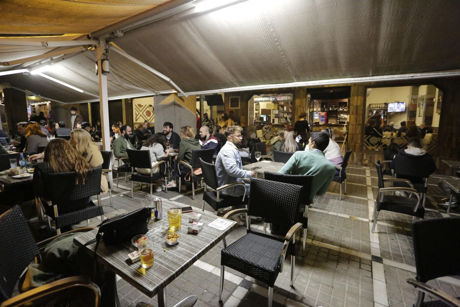 Imagen de archivo. Ambiente en una terraza de un local onubense.