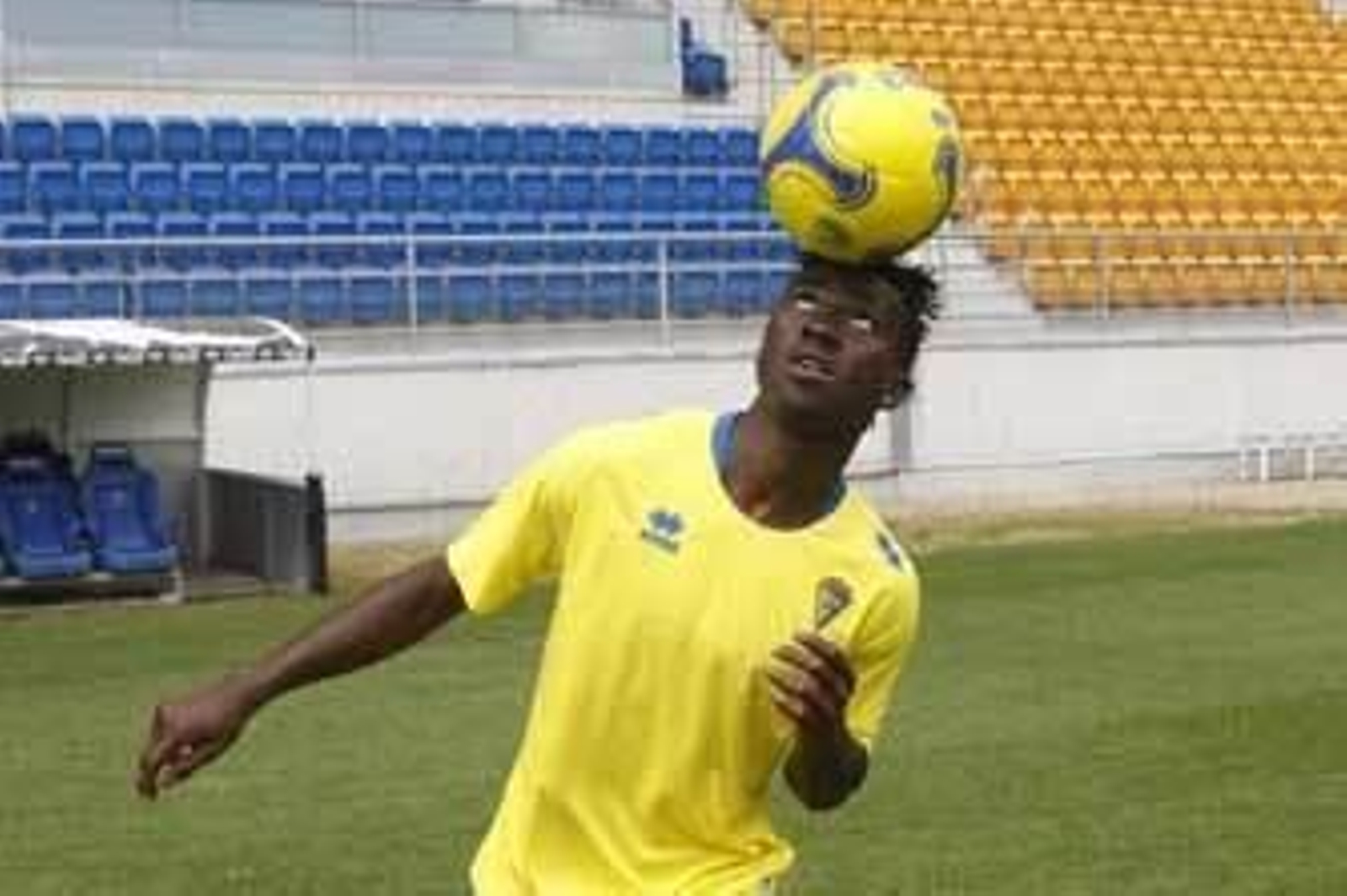 Malabarismos de George con la cabeza tras su rueda de prensa de ayer. /Joaquín Pino