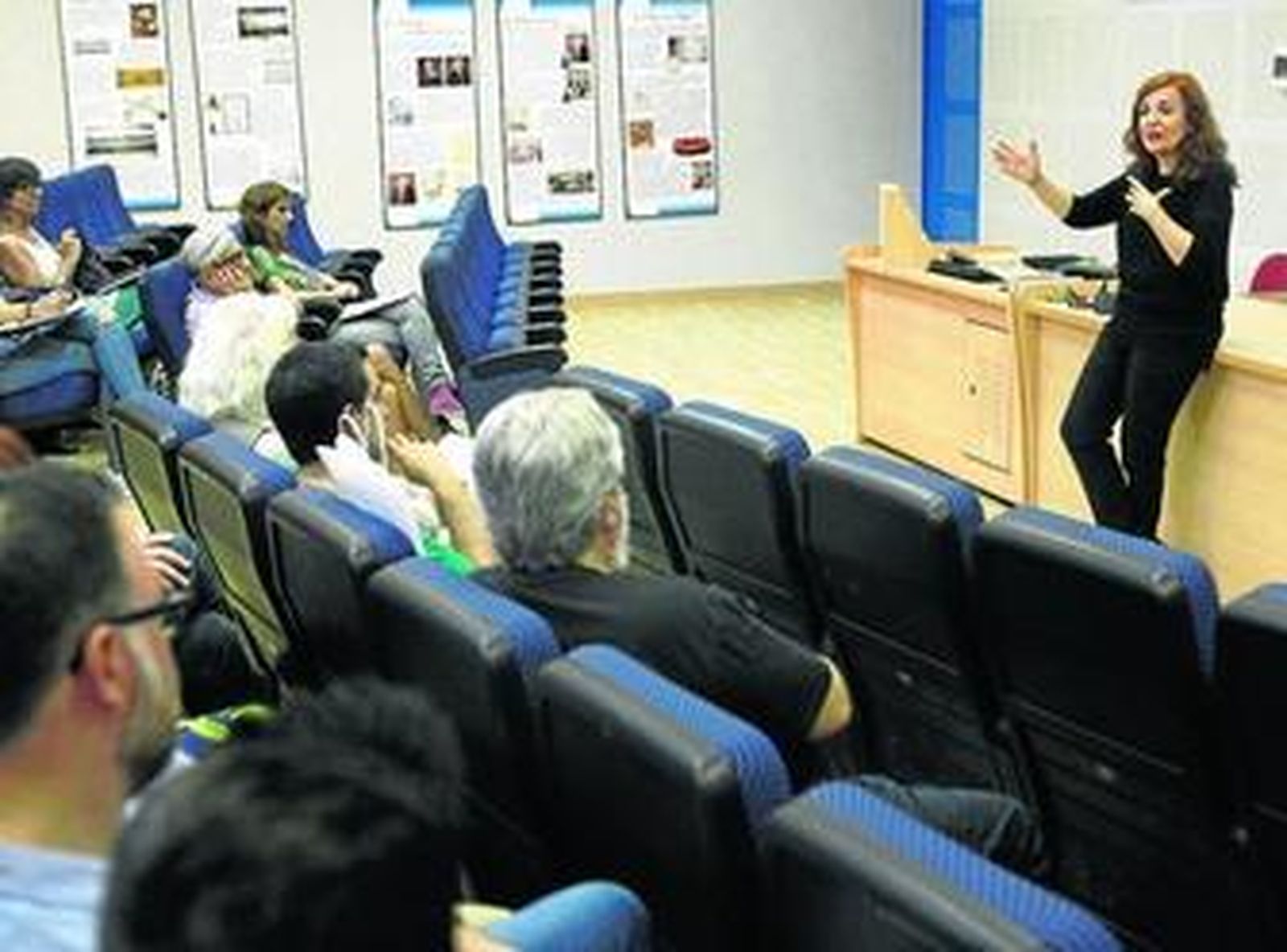 La escritora Elvira Lindo, ayer, durante su charla.