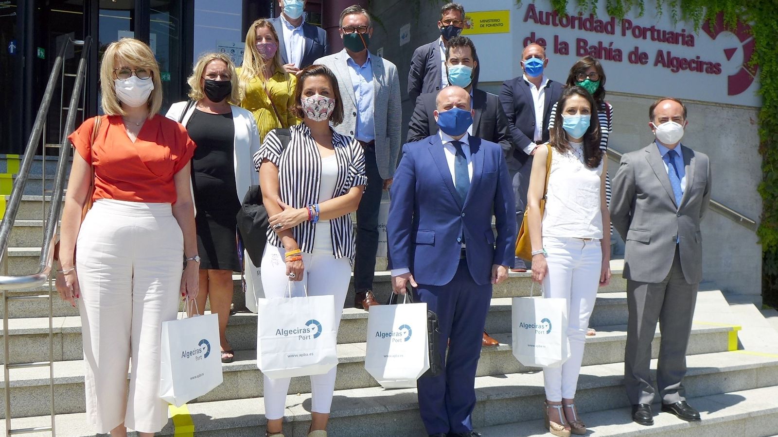 Los representantes de la Comisión Parlamentaria Recuperación Económica de Andalucía y de la APBA, este martes.