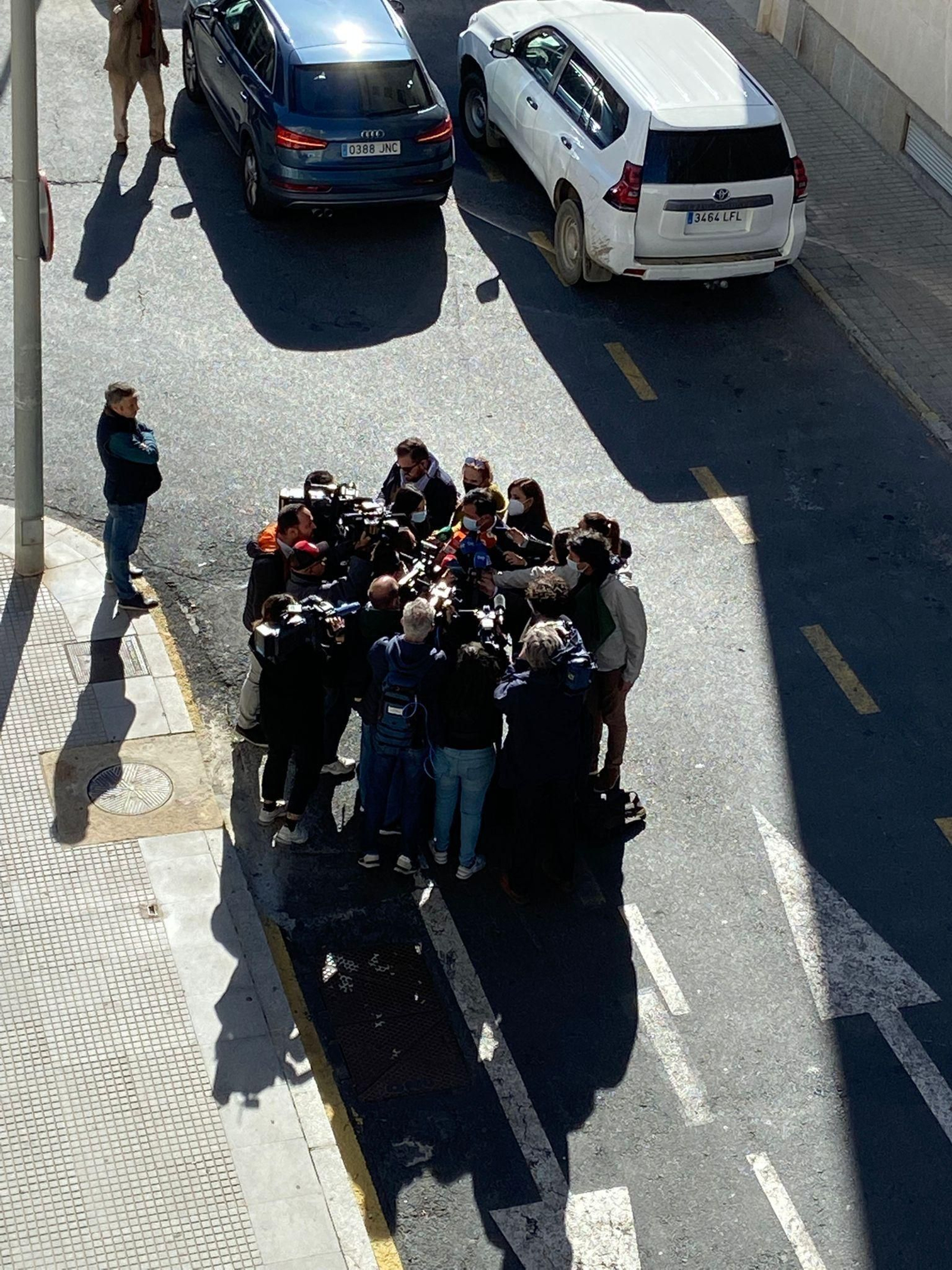 Miguel Rivera atiende a los medios de comunicación a la salida de la Audiencia Provincial. Miguel Rivera atiende a los medios de comunicación a la salida de la Audiencia Provincial.