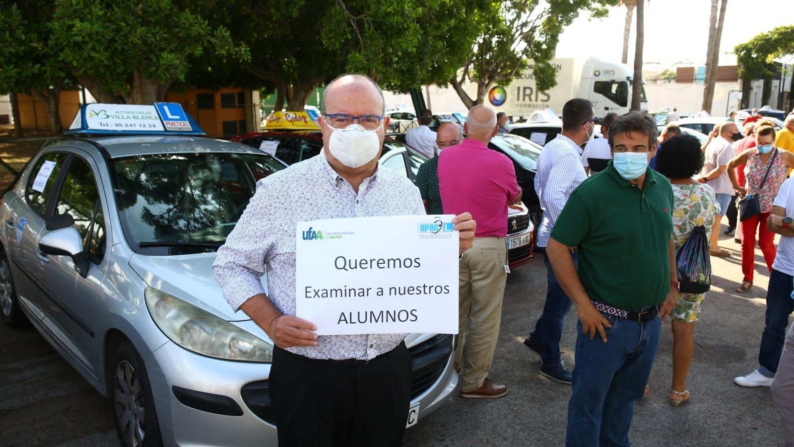 Varios profesionales de autoescuelas en la protesta de este martes.
