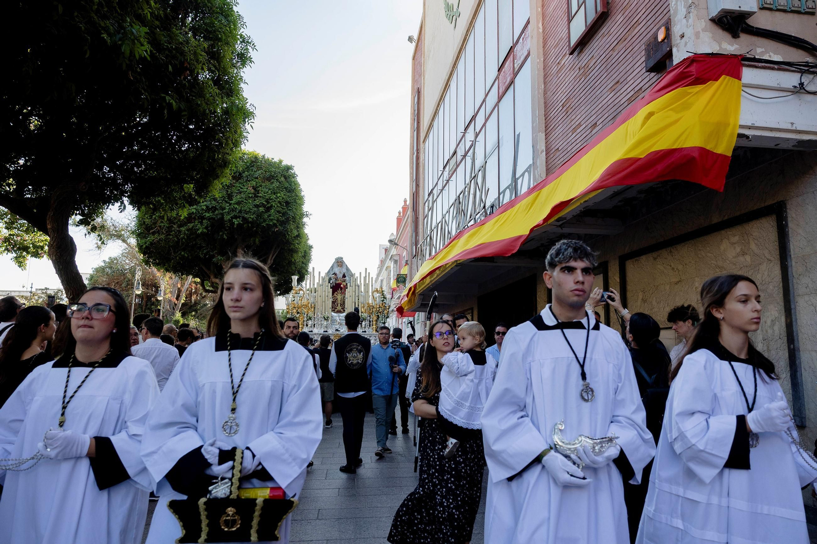 La Virgen de la Esperanza, camino de su coronación en el Panteón en San Fernando