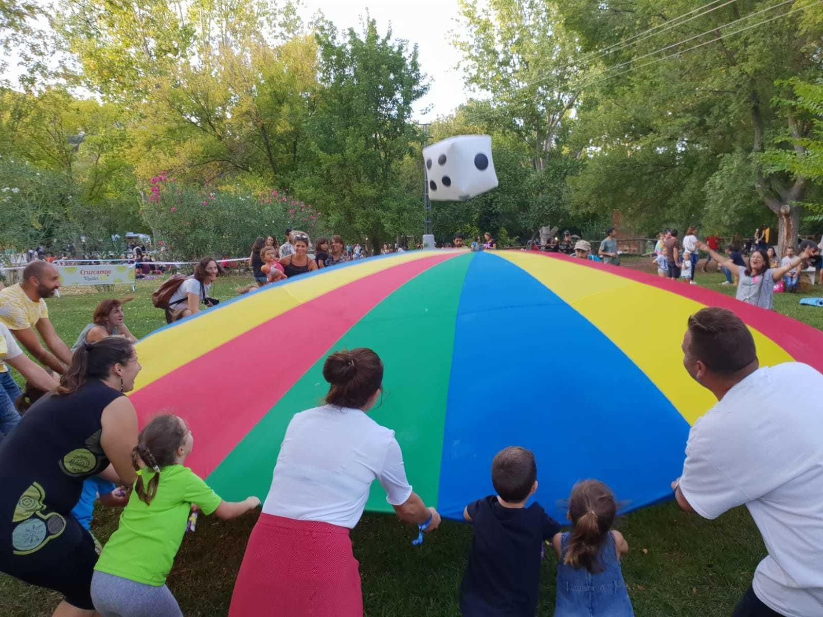 Imágenes de las actividades deportivas y juegos tanto en el recinto como en el embalse.