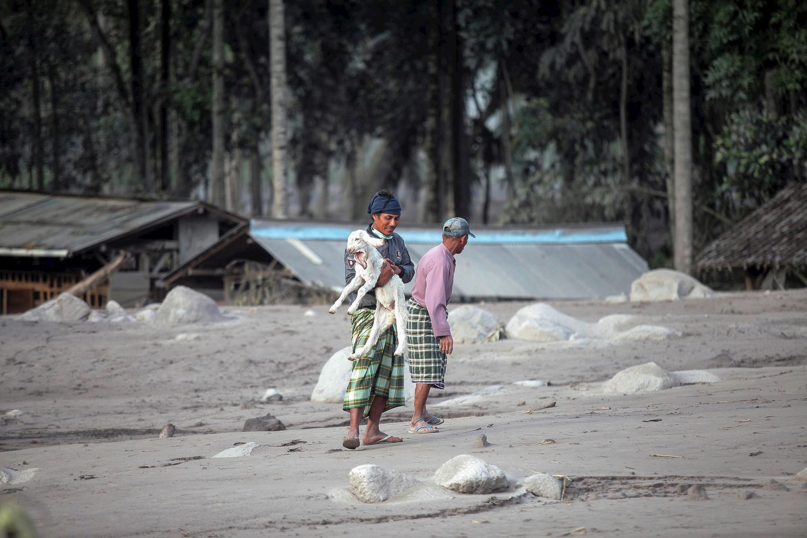 La erupción del volcán Semeru cubre de ceniza varias zonas de Indonesia