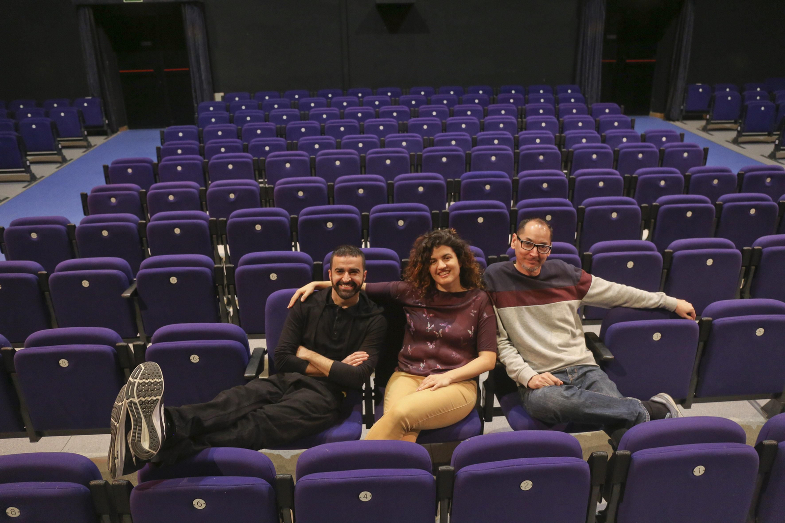 Carlos Cuadros, Macarena Pérez Bravo y Josemi Rodríguez, de Pata Teatro, en el patio de butacas del Teatro Cánovas.
