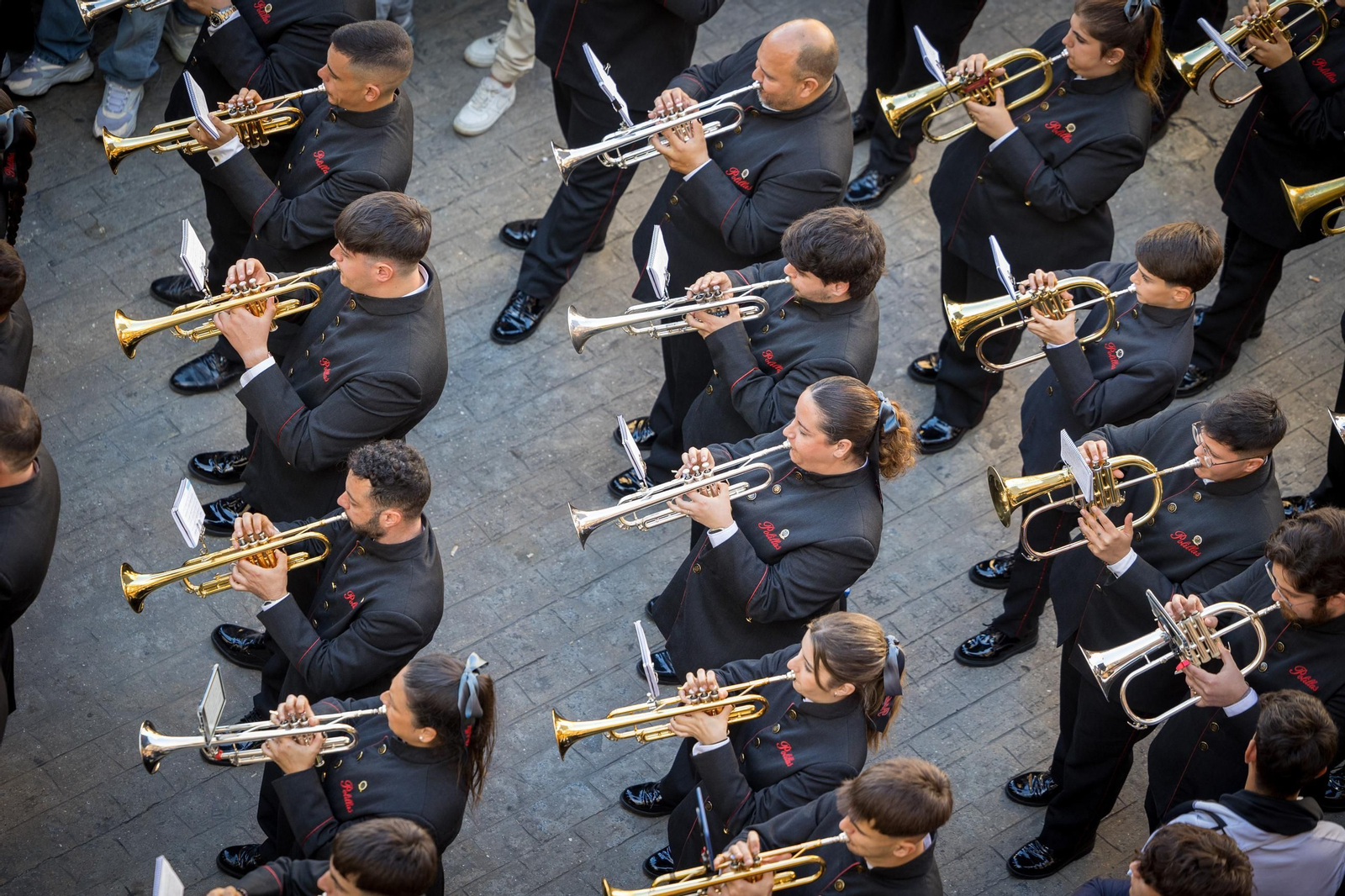 Imágenes de la salida de la Sagrada Cena en la Semana Santa de Cádiz 2025