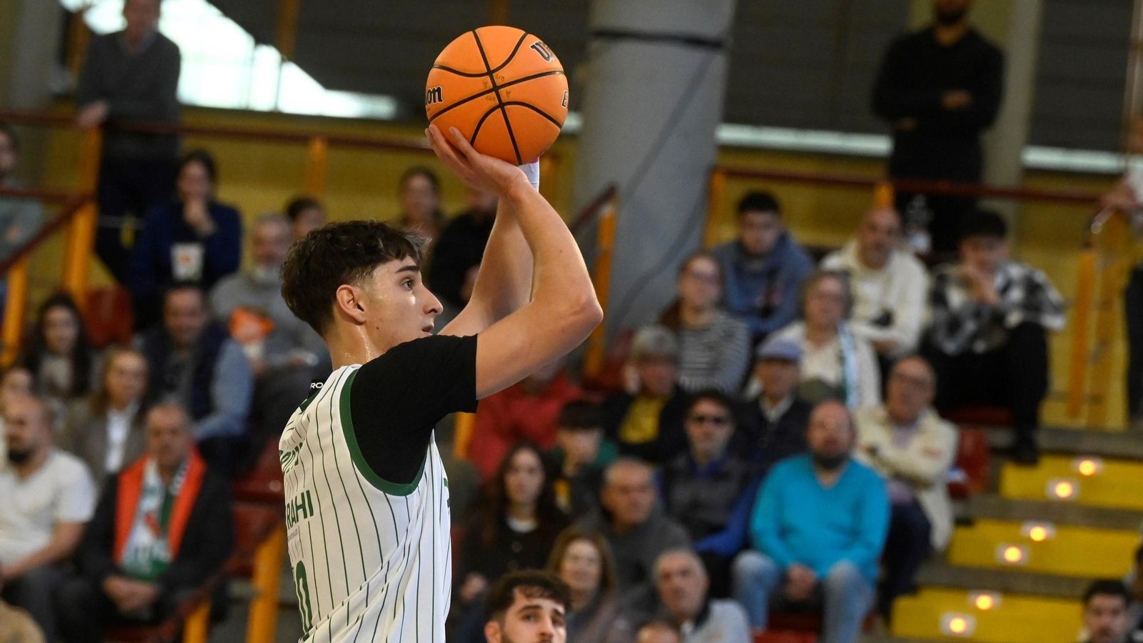 Gonzalo Orozco lanza un tiro libre en el partido del Coto Córdoba ante el Logrobasket.