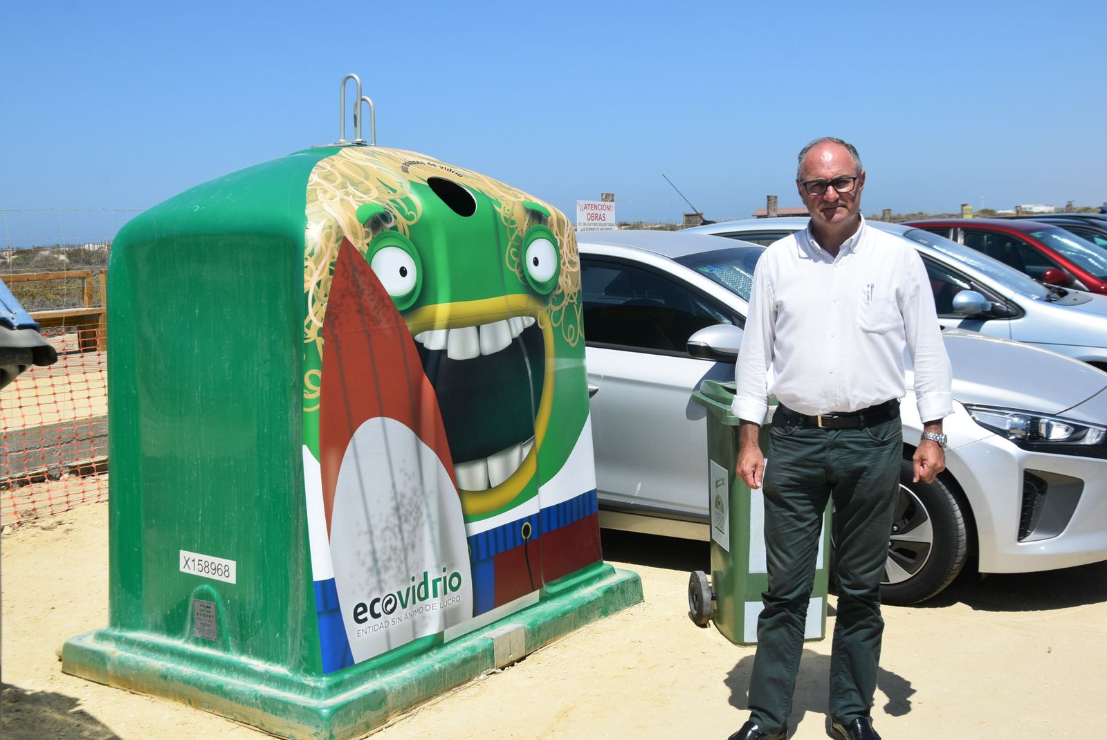 El concejal de Desarrollo Sostenible, Ignacio Bermejo, junto a uno de los contenedores de vidrio.
