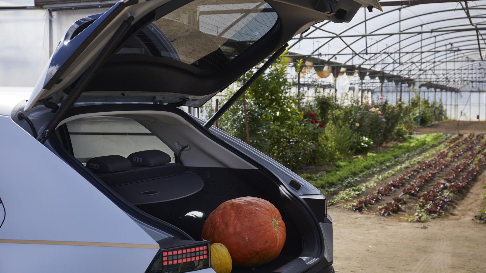 Puede ampliarse el maletero dejando el suelo móvil en el garaje y situando los respaldos posteriores en una posición muy vertical.