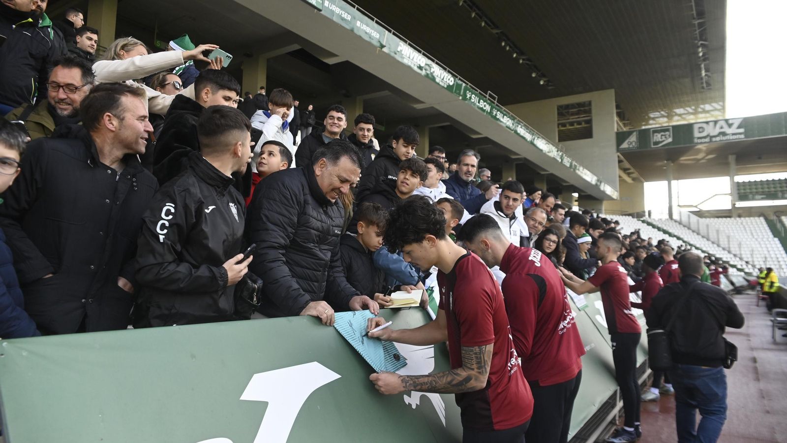 Jude Soonsup-Bell firma un autógrafo a un seguidor cordobesista.