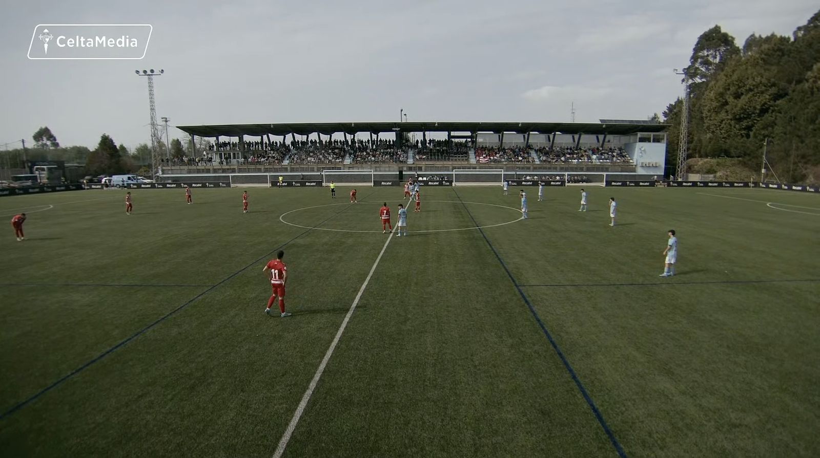 Ambos equipos plantados sobre el verde.