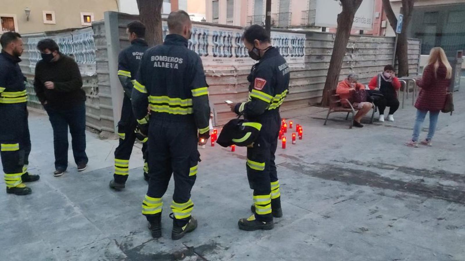 Bomberos participaron unos minutos en la vigilia