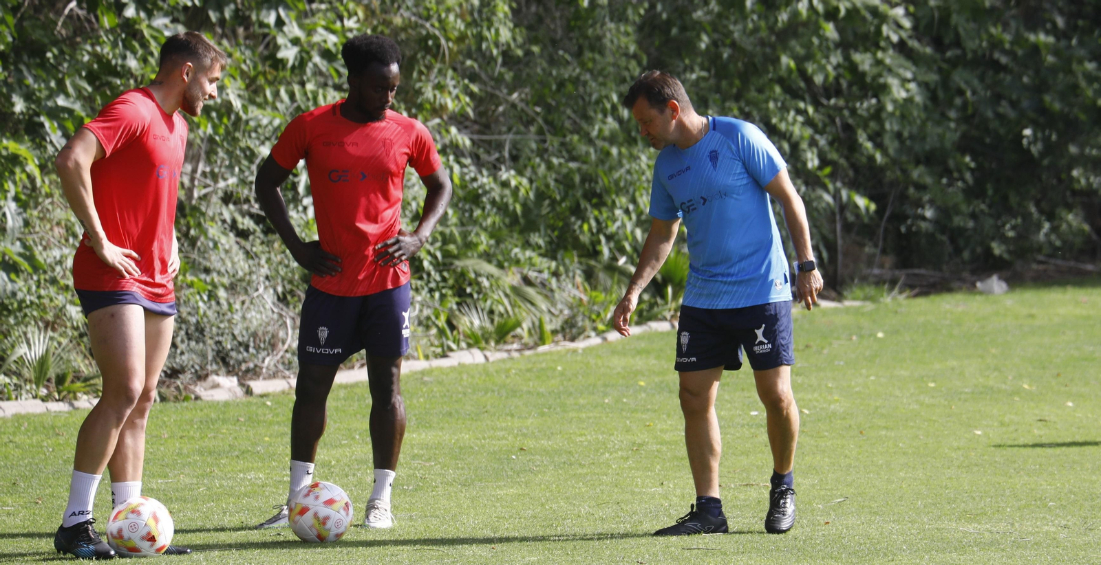 Manuel Mosquera dialoga con Diarra y Casas.