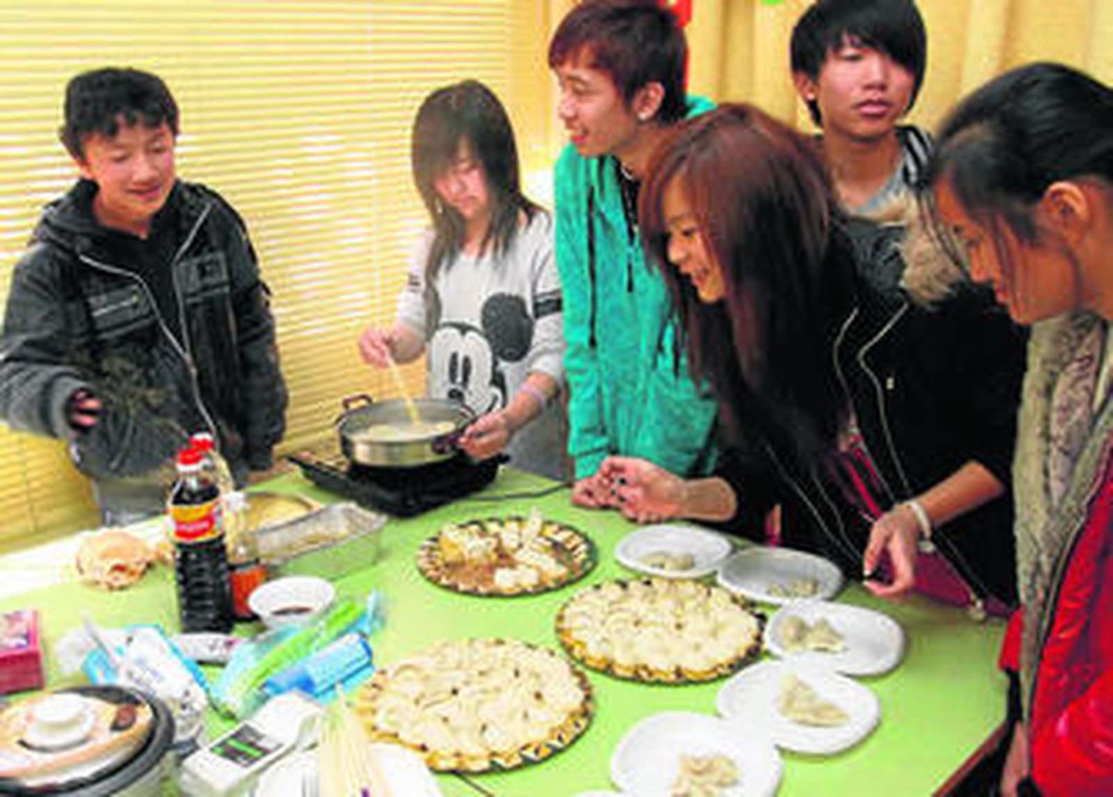 Alumnos del IES Juan Ramón Jiménez celebran el Año Nuevo chino en enero de 2012.