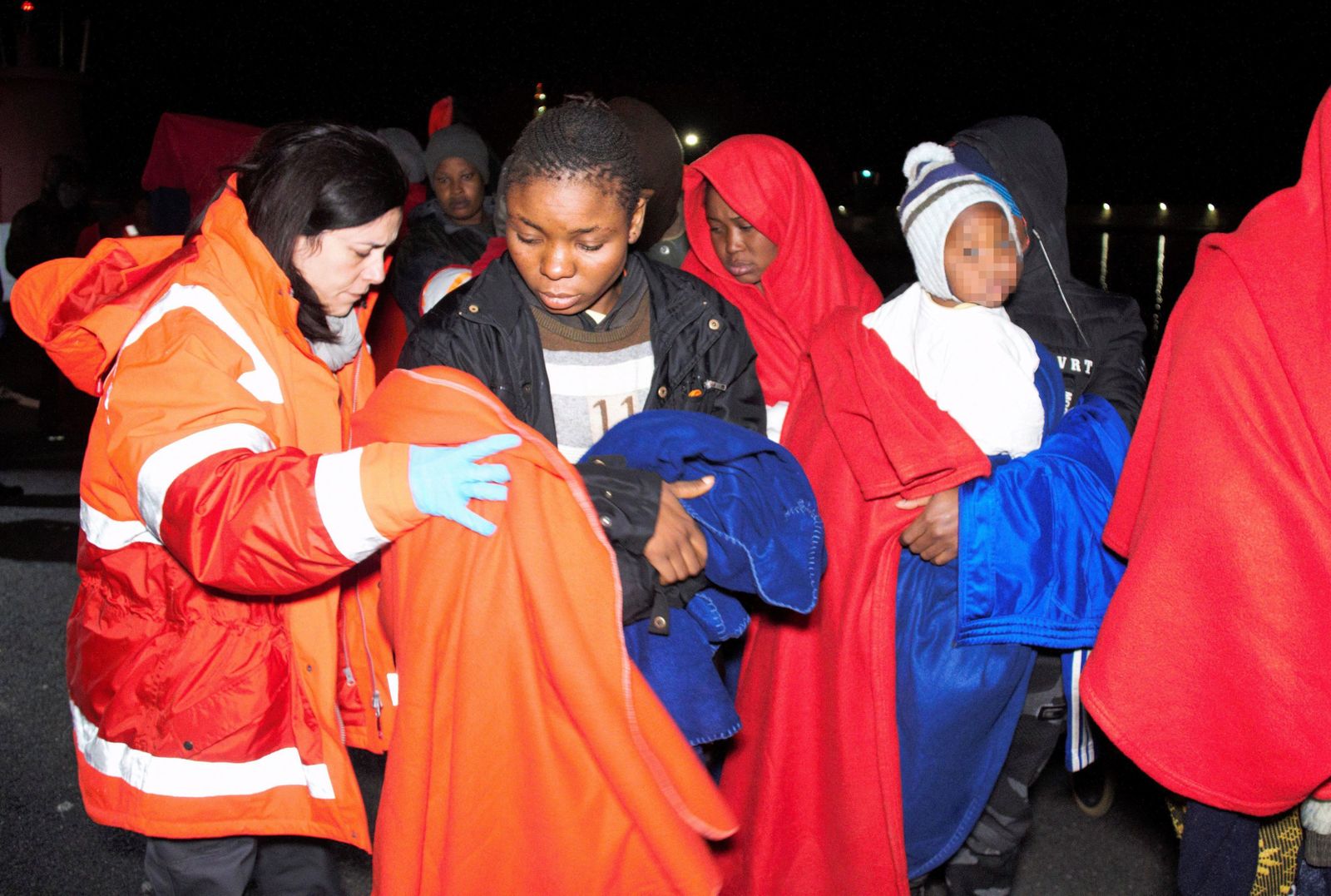 Primera atención de Cruz Roja tras la llegada de la patera al puerto.