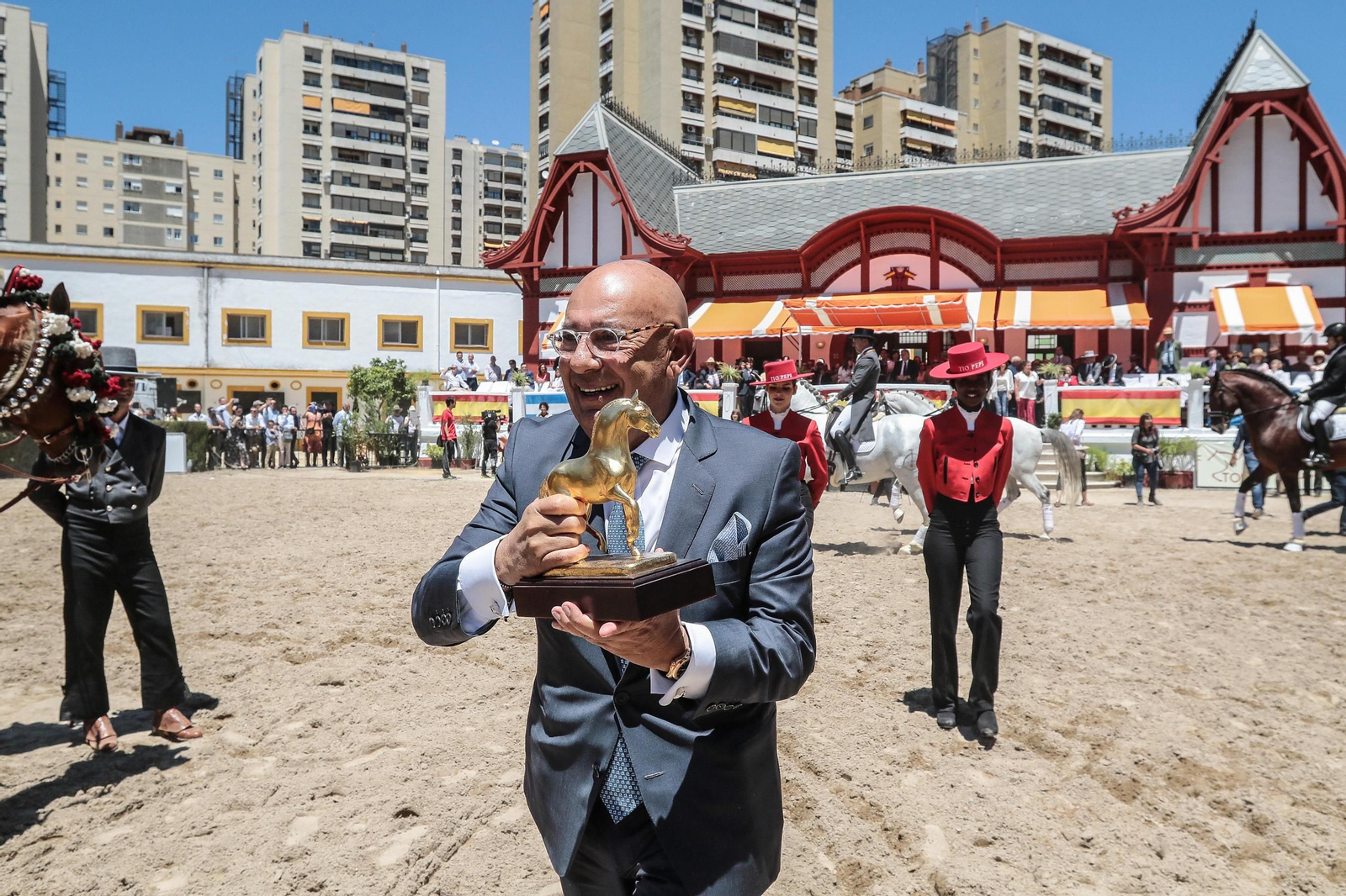 Nahman Andic, visiblemente feliz tras recoger elCaballo de Oro.
