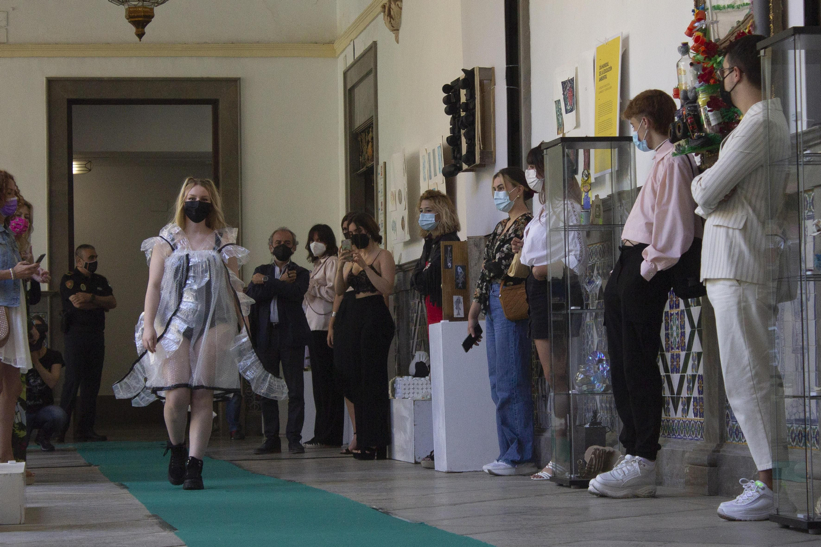 Fotos del desfile de ropa reciclada en Granada