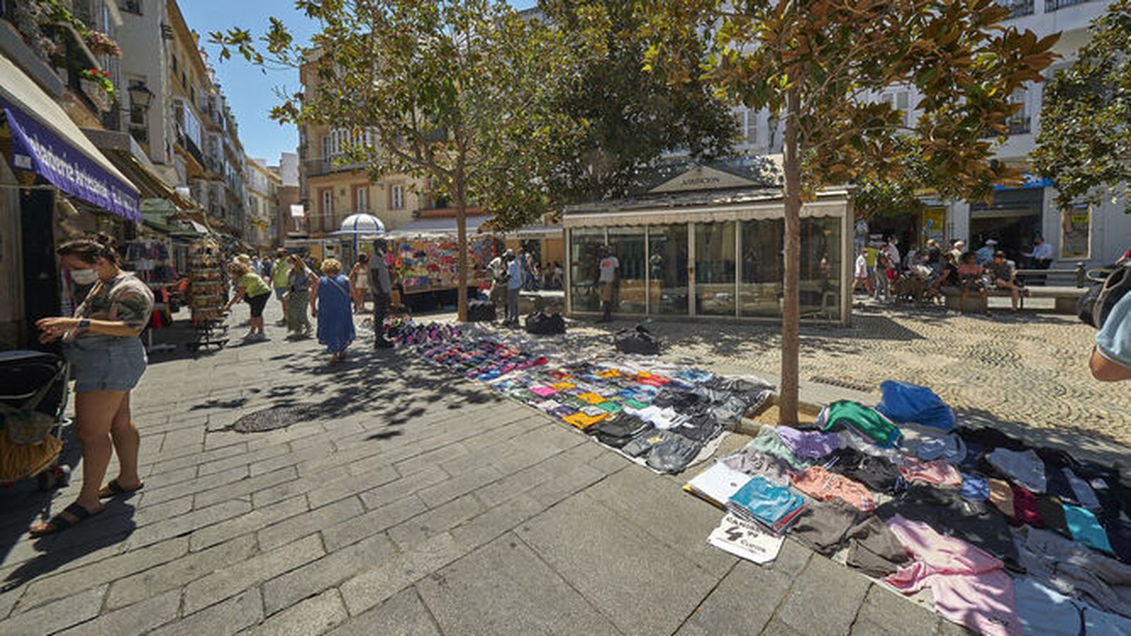 Imagen que ofrecía la plaza de las Flores a mediodía de este jueves con una alta presencia de vendedores ambulantes.