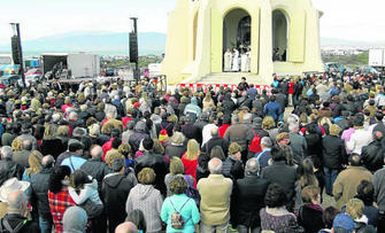 Muchos almerienses aguardaron a la Eucaristía oficiada por el Obispo de la Diócesis antes de visitar a la Patrona.
