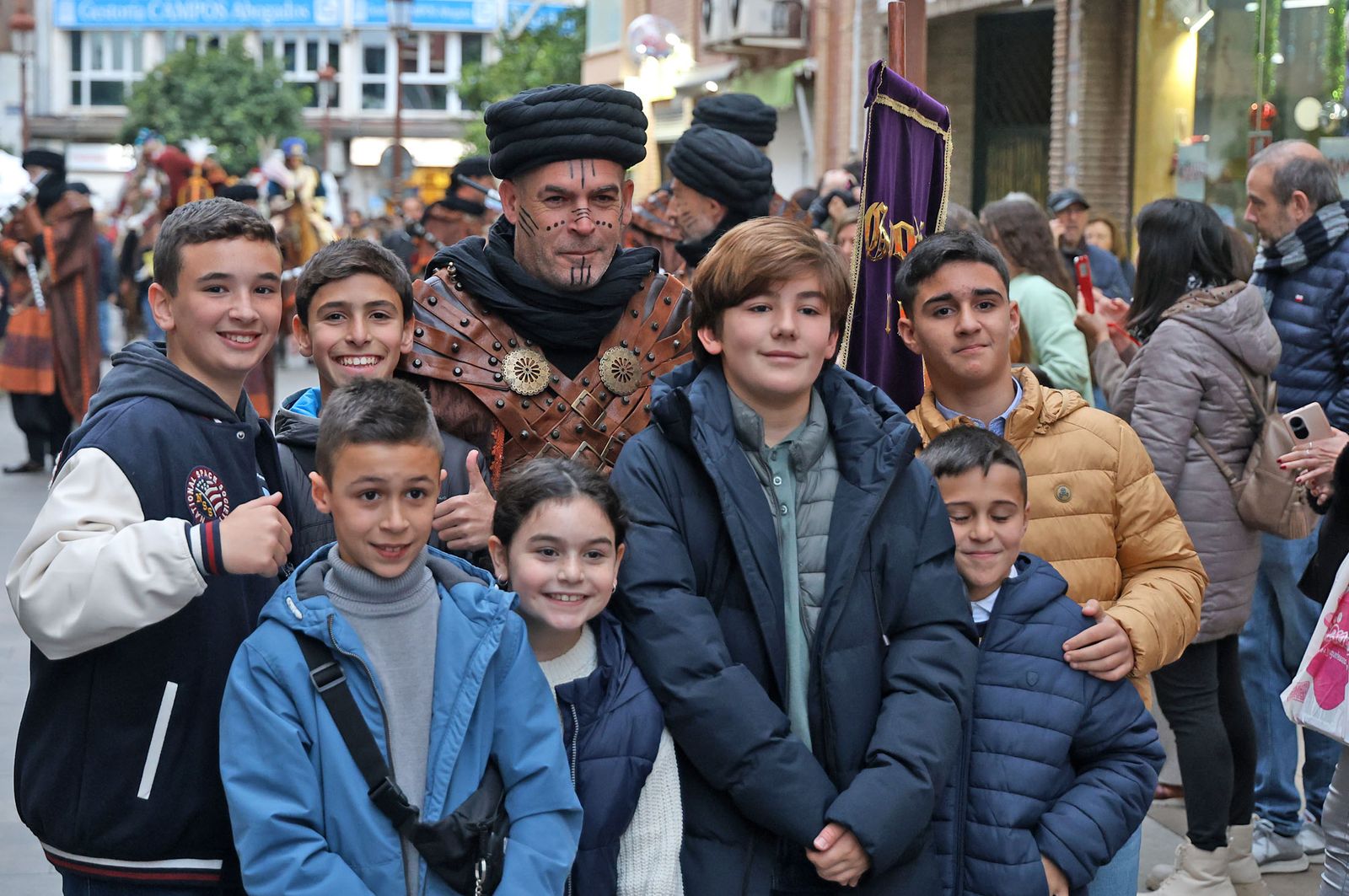 Imágenes del Heraldo Real anunciando la llegada de los Reyes Magos a Huelva