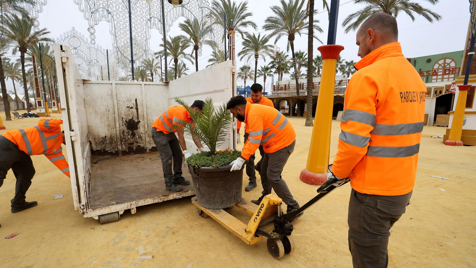 Continúan los trabajos de recogida en la Feria de Jerez 2024 Continúan los trabajos de recogida en la Feria de Jerez 2024