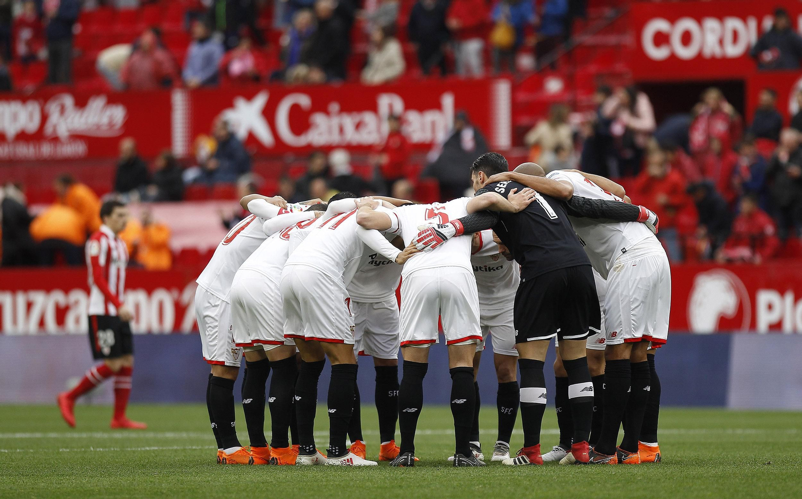 El once inicial del Sevilla el pasado sábado ante el Athletic se conjura en una piña antes de comenzar el partido.