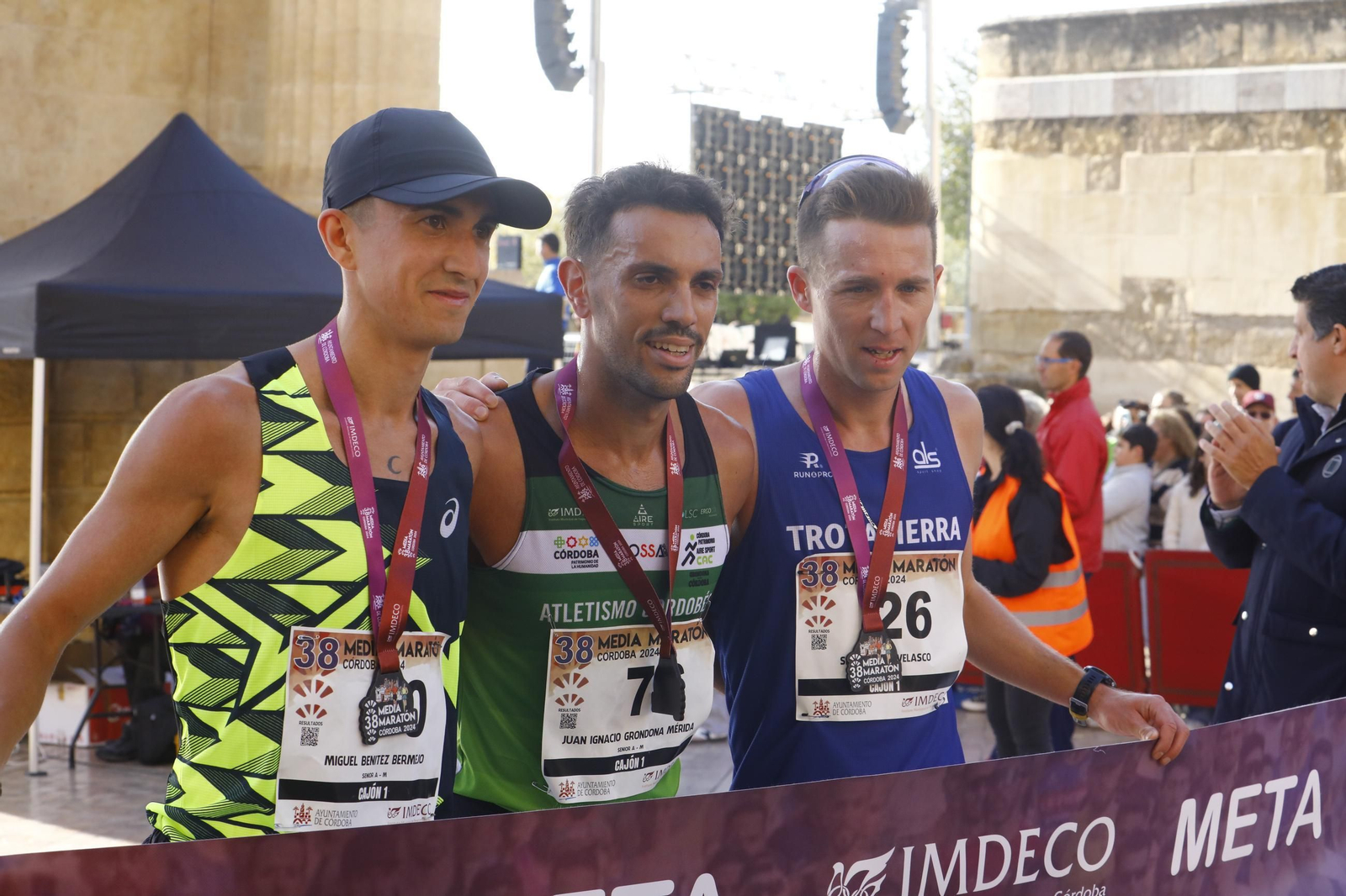 La gloria de cruzar la Puerta del Puente: las fotos de la línea de meta de la Media Maratón de Córdoba 2024