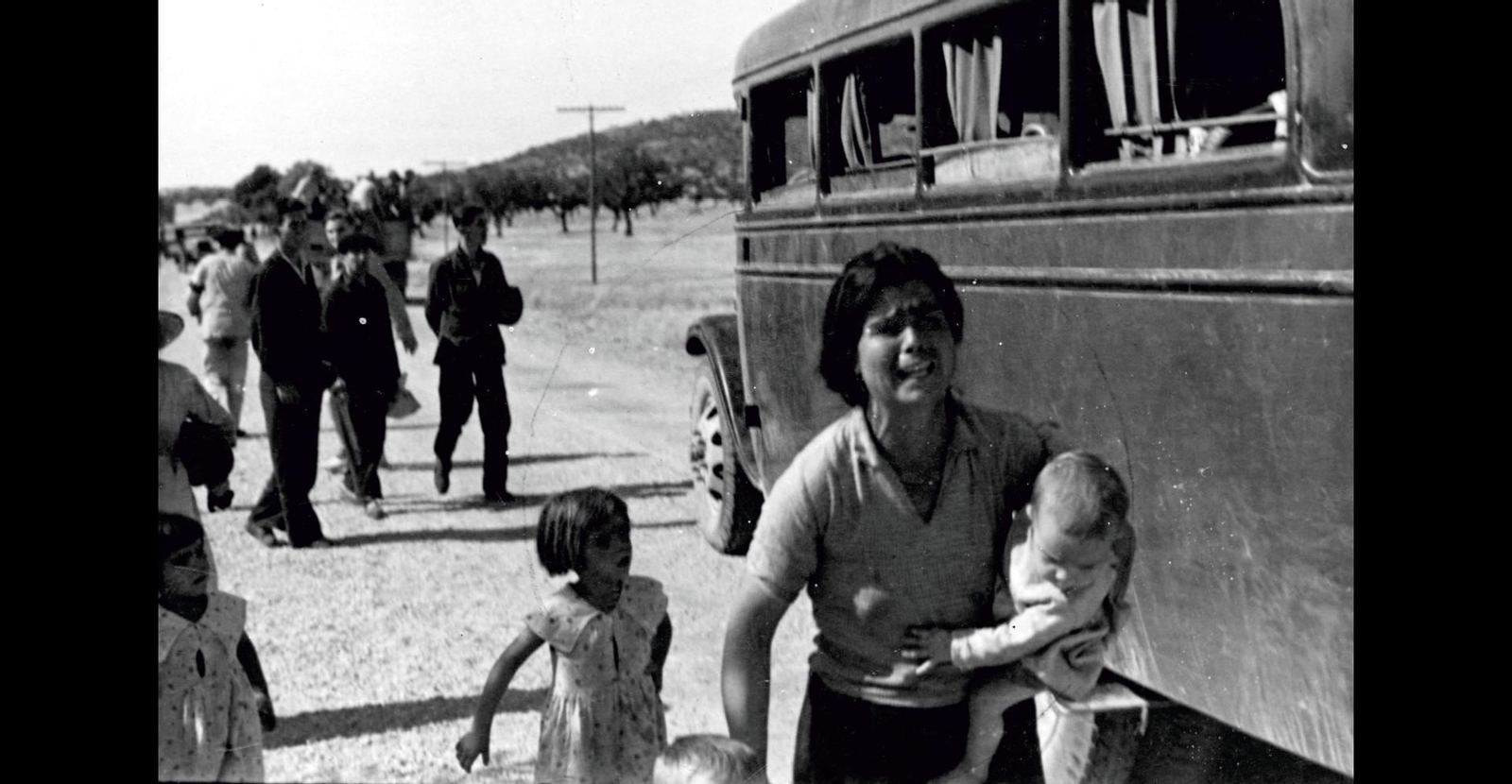 Una mujer huye despavorida con sus hijos en una de las fotografías de la muestra.