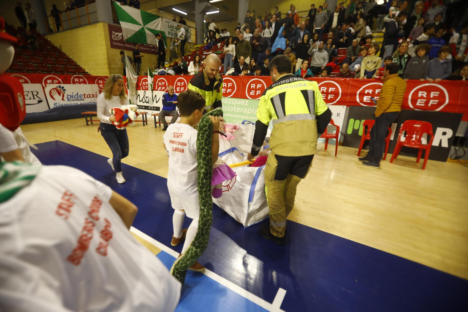 Las mejores fotos de un Córdoba Futsal - Valdepeñas con marcado carácter solidario