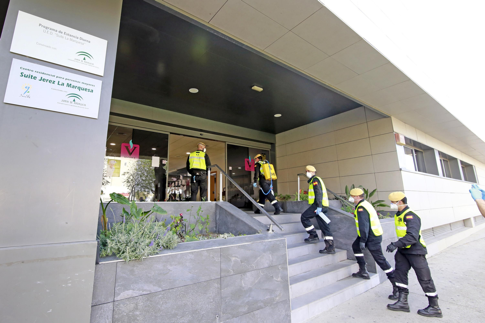 Policía Nacional junto a Infantería de Marina, y la UME en Jerez