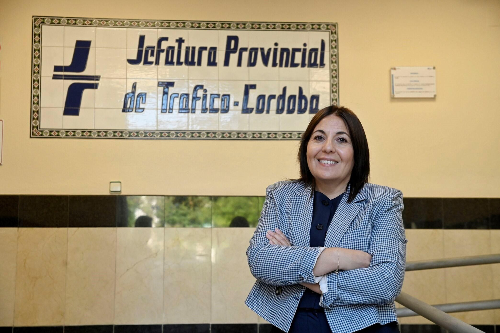 La Jefa Provincial de Tráfico en Córdoba, Piedad Sánchez, posa en la entrada de la sede de la DGT.