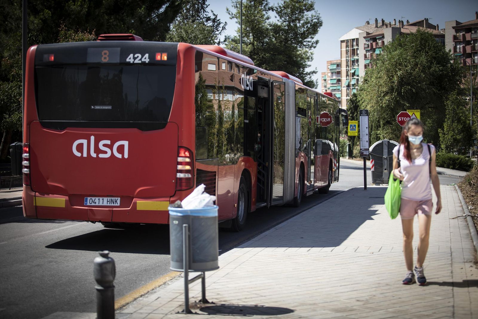 La Policía busca a tres individuos en Granada después de atracar con pistola un autobús de la línea 5