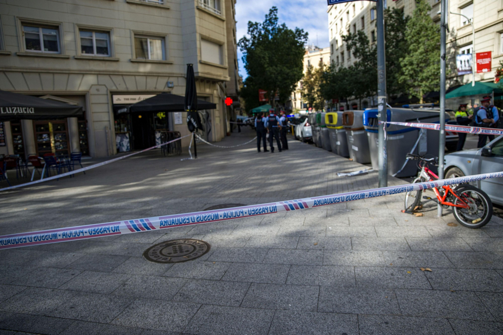 Agentes vigilan la zona donde se produjo el hallazgo.
