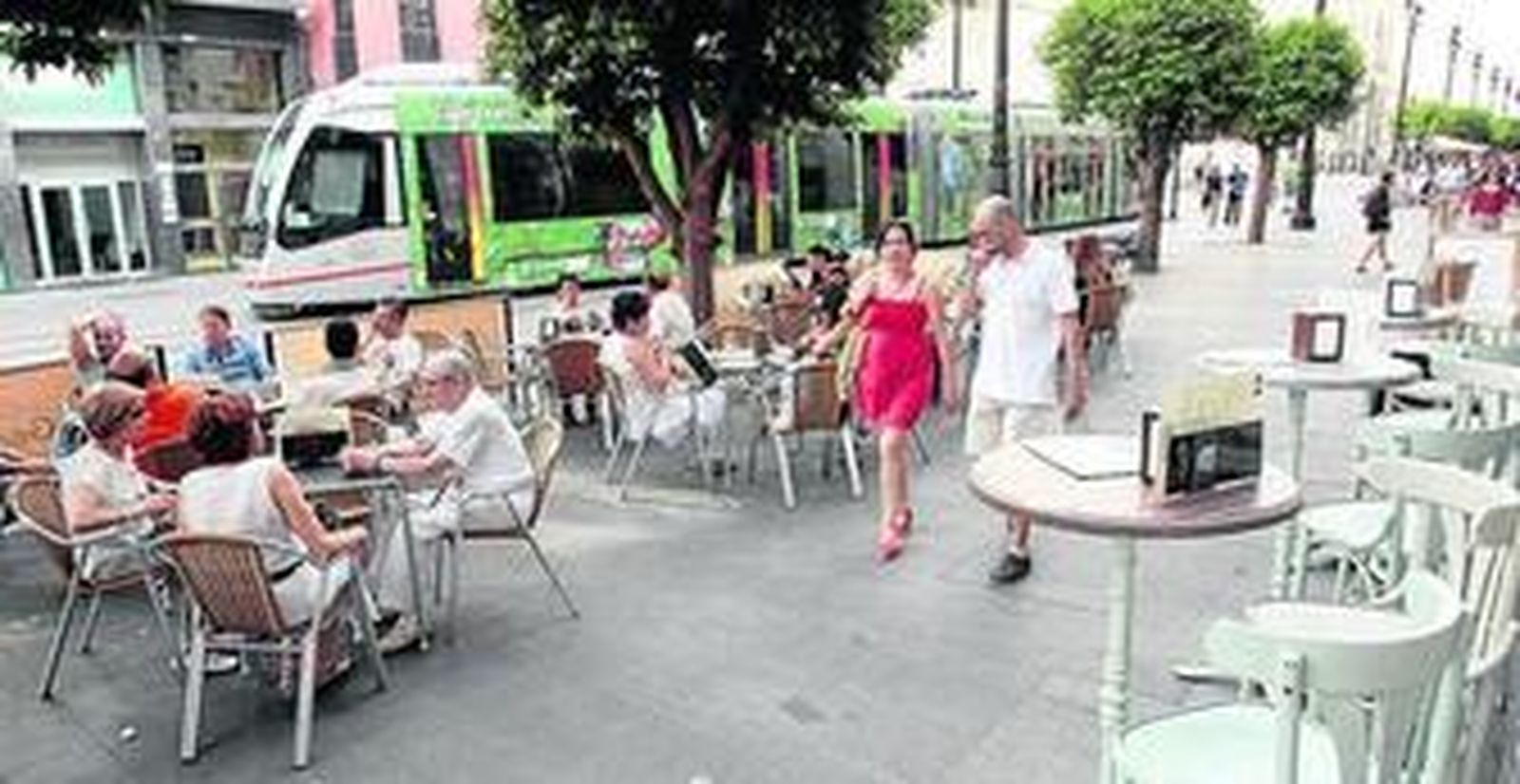 Veladores en la avenida de la Constitución junto a las vías del tranvía.