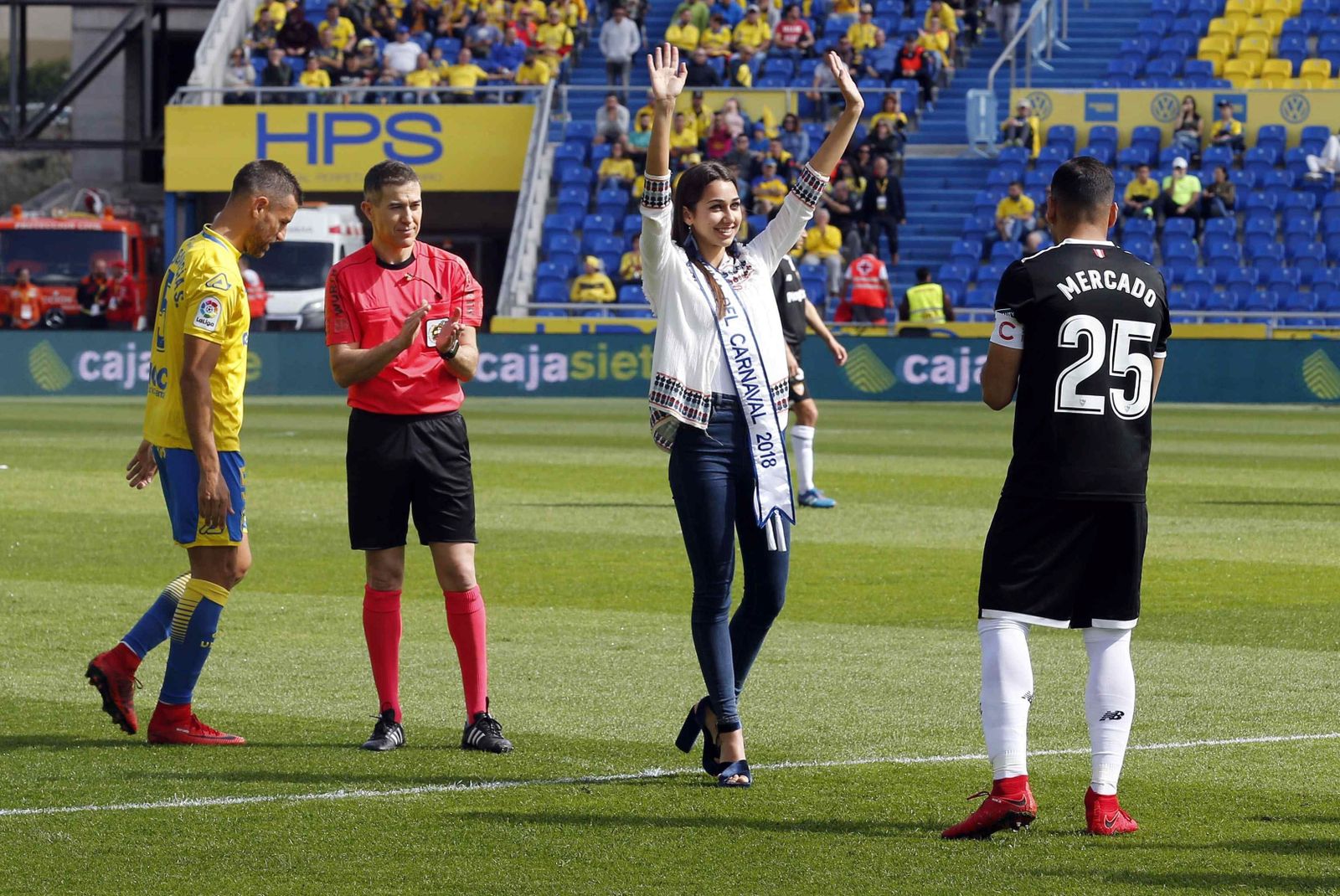 Los capitanes David García y Mercado, ante Iglesias Villanueva y la Reina del Carnaval, Ana Suárez, que hizo el saque de honor.