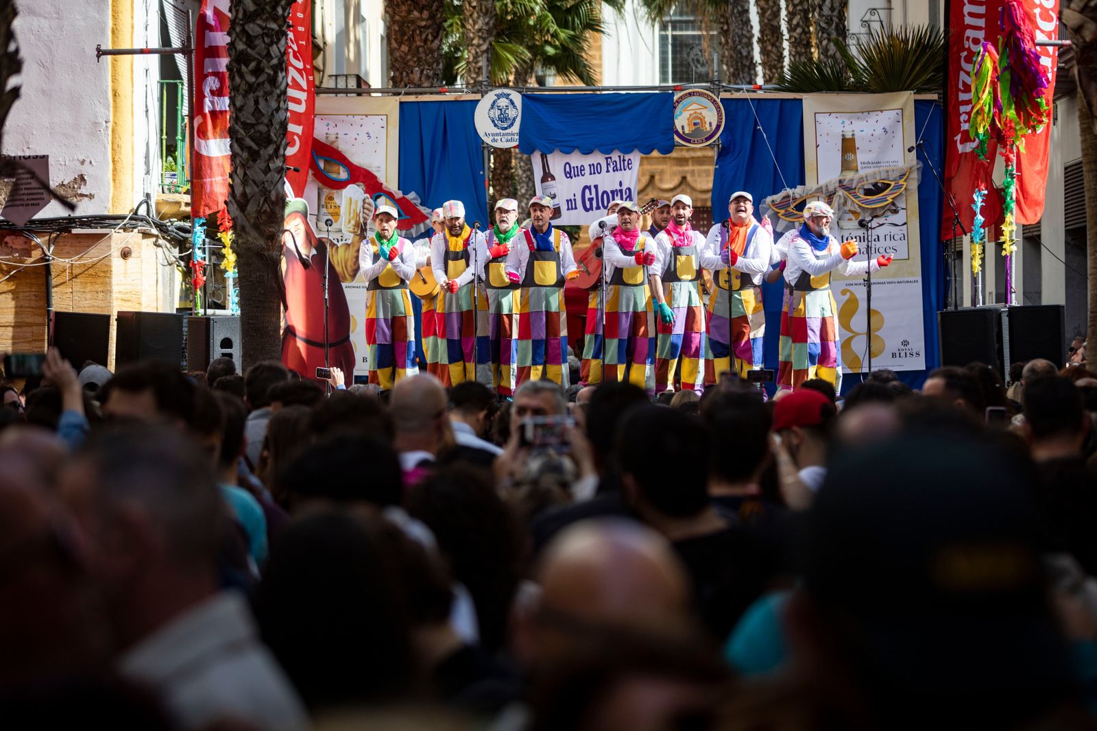 Búscate entre las mejores imágenes de la Erizada 2024 del Carnaval de Cádiz