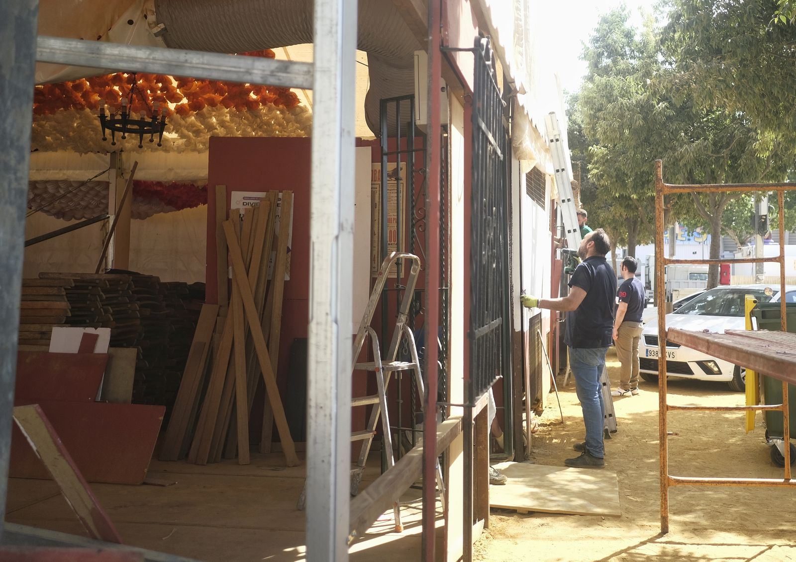 Adiós a la  Feria de Córdoba: El desmontaje de las casetas y las atracciones, en imágenes