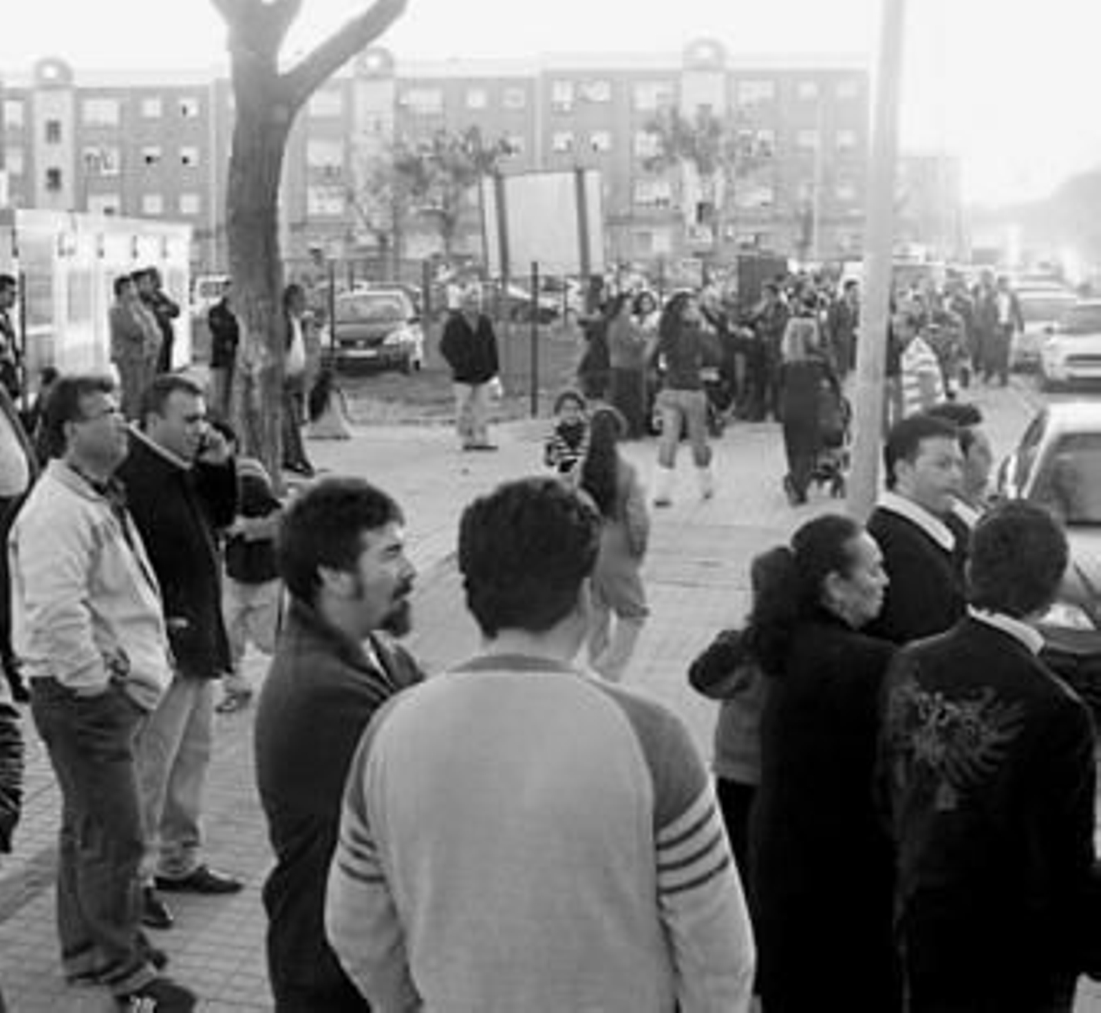 Vecinos de El Torrejón en la calle tras la desaparición de Mari Luz.