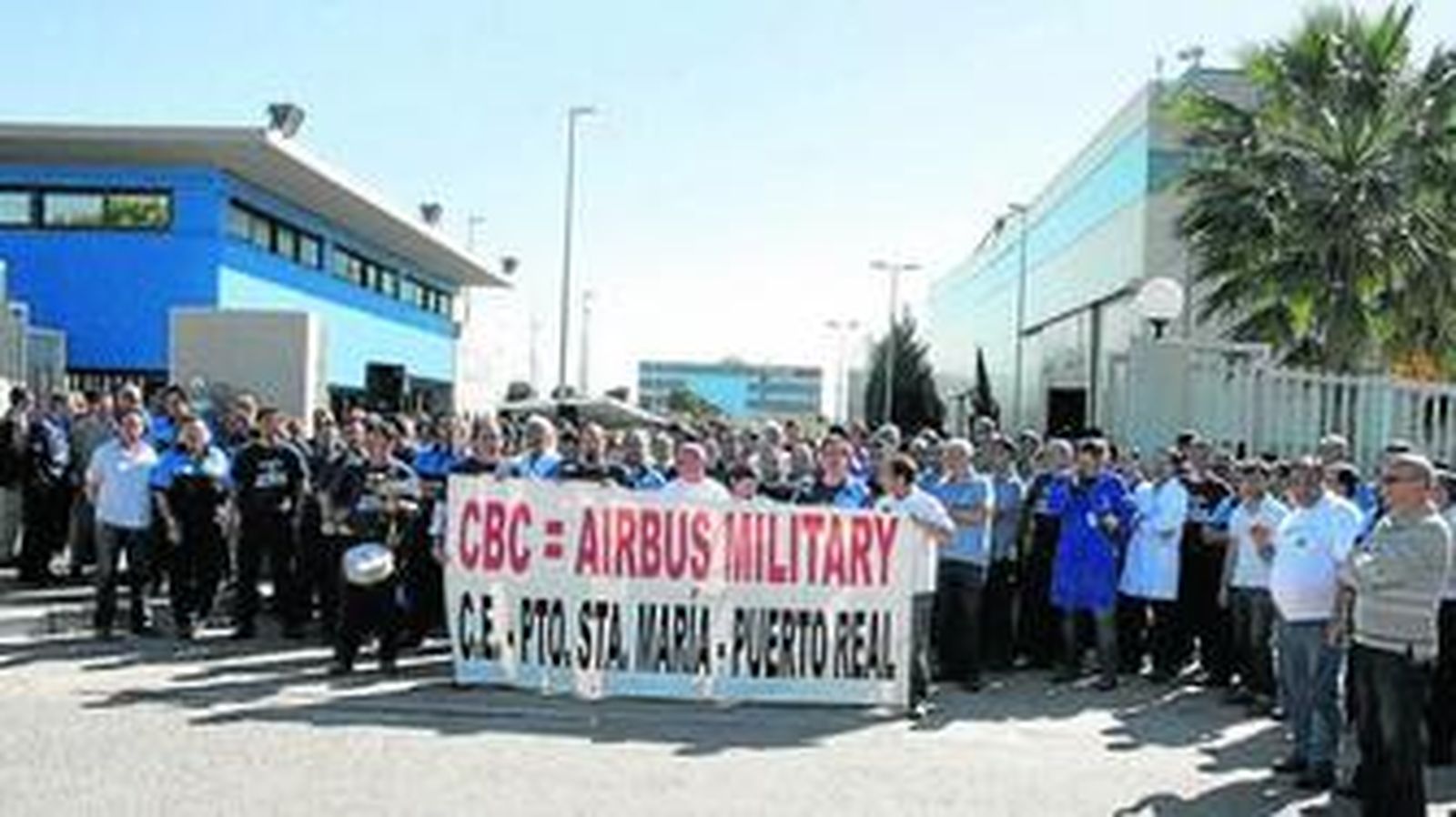 La plantilla del Centro Bahía de Cádiz de El Puerto (i) y los trabajadores de Airbus Puerto Real (d), durante los actos de protesta de ayer.