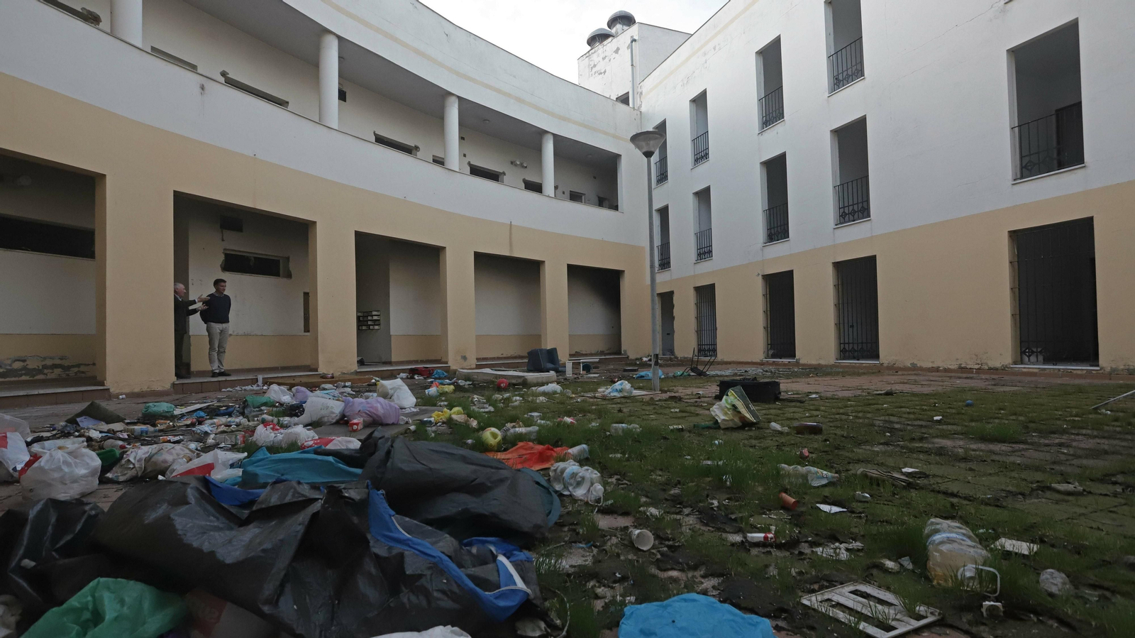El patio interior del inmueble okupado en la calle Cánovas del Castillo, completamente lleno de basura y despojos.