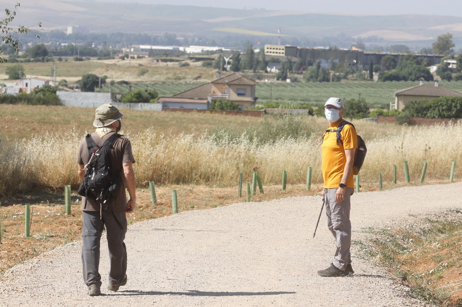 Varias personas caminan por el Cinturón de Verde de Córdoba.