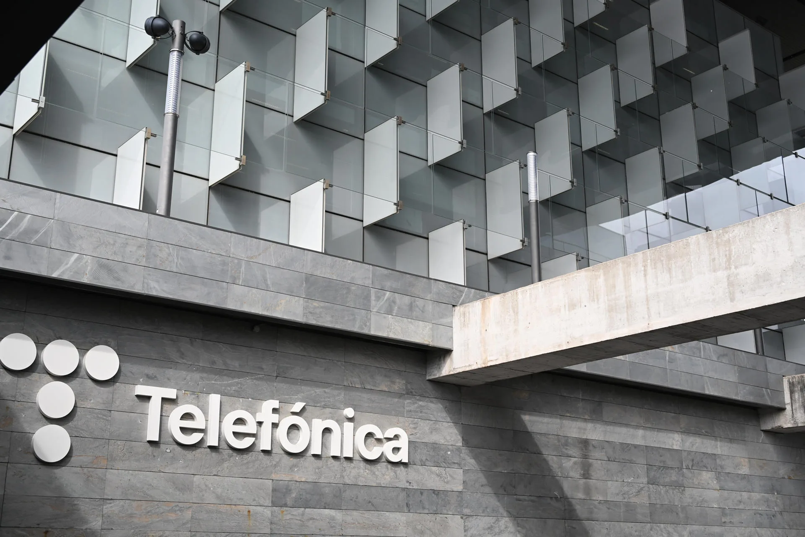Logo de Telefónica en el exterior de su sede en Madrid.