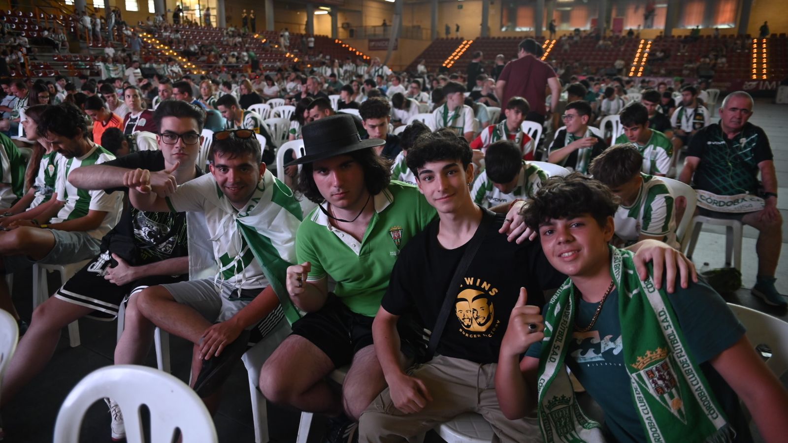 Miguel, Rodrigo y Rafael junto a sus amigos en la primera fila de Vista Alegre.